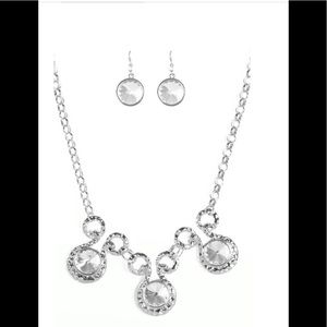 Elegant silver/white necklace free earrings